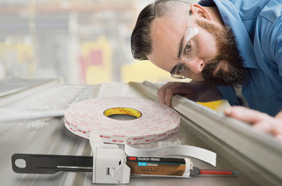 手持制动盘的男士