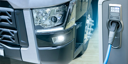 电动车辆插入电源并充电。
