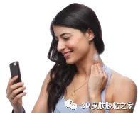 使用穿戴式医疗装置的女子