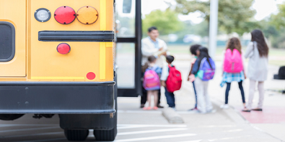 学生们正有序排队上校车，3M正通过其先进的反光科技和经验丰富的技术团队，不断改善学校周边区域的道路交通安全。
