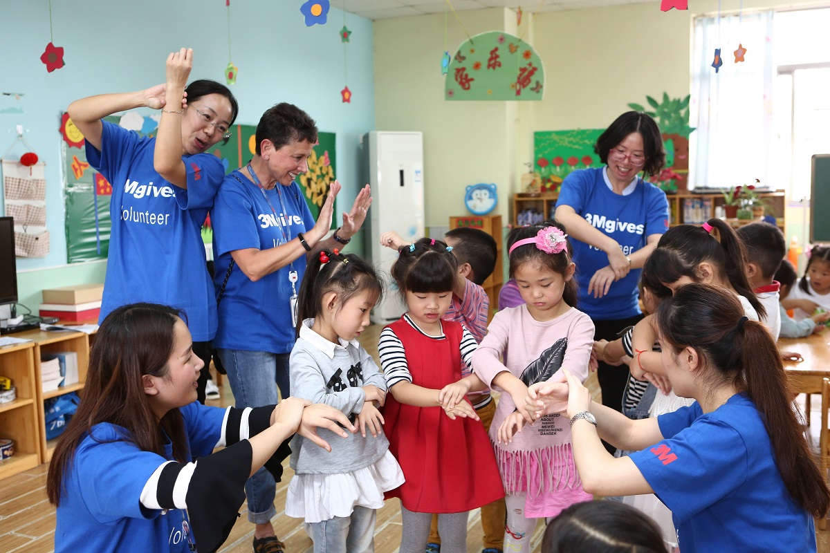 3M志愿者耐心教授爱护佳健康洗手七步法并与孩子们欢乐互动