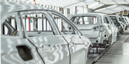 装配线上一排汽车底盘。
