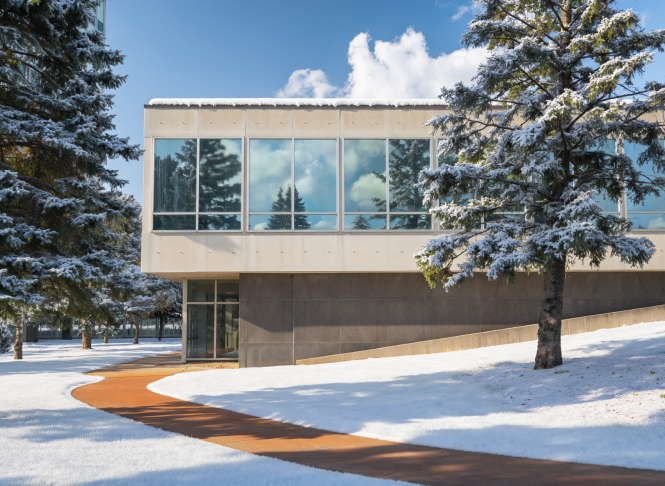 外部雪景中的玻璃建筑
