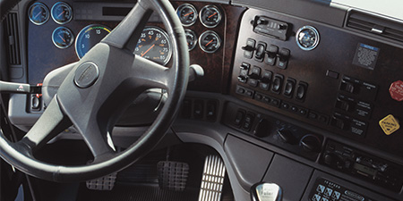 车辆的内部仪表板和控制台。
