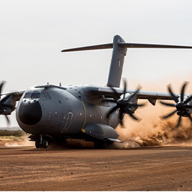 ﻿空客A400M Atlas飞机在沙漠中起飞。