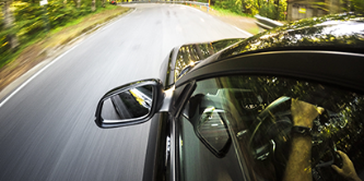 在公路上行驶的汽车
