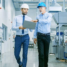 工程师走过自动化制造设施