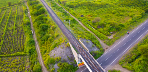 双车道道路上的人行天桥鸟瞰图。

