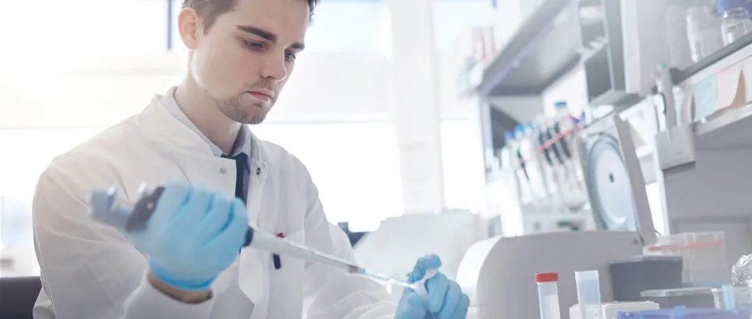 正在进行实验的科学家
