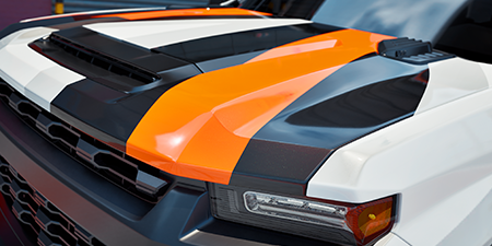 包裹深凹和复合曲线卡车引擎盖的特写。
