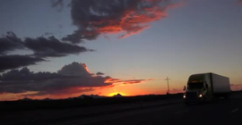 公路上行驶的商用车