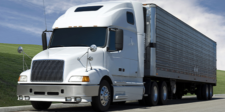 高速公路上的大型半挂卡车。
