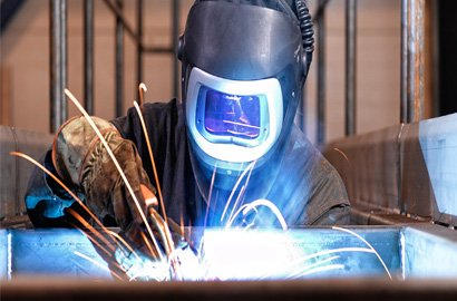 佩戴 Speedglas 头盔的焊接工