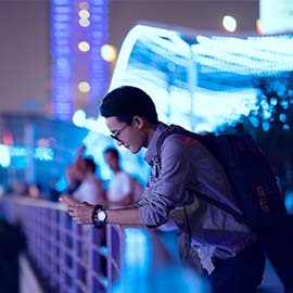 ﻿游客正在人潮拥挤的地方使用手机。