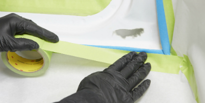 技术员使用3M绿色胶带遮蔽汽车
