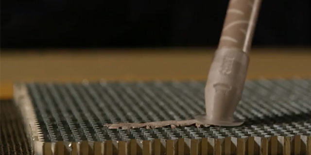 正在涂覆的航空航天胶粘剂。
