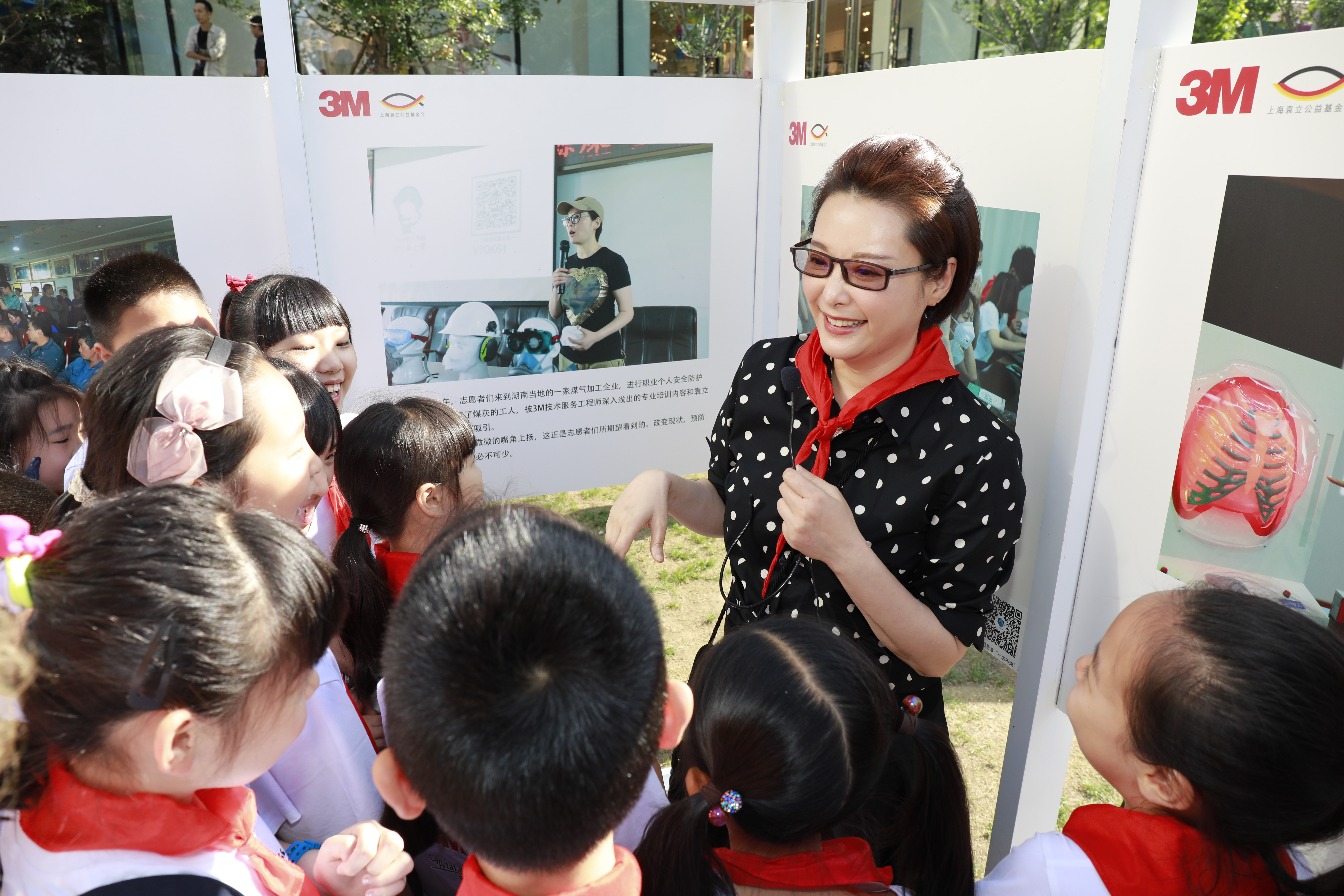 袁立在启动仪式现场与学生们互动