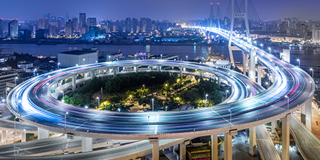 夜晚盘旋高架路鸟瞰图
