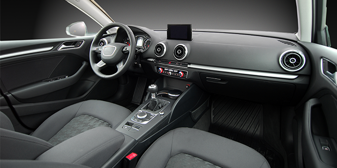 使用 3M™ 隔热膜 (UCSF) 的车辆内部视图。
