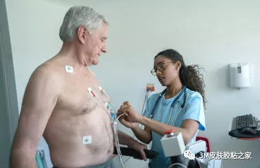 一名护士正在为病患贴上医疗监测装置