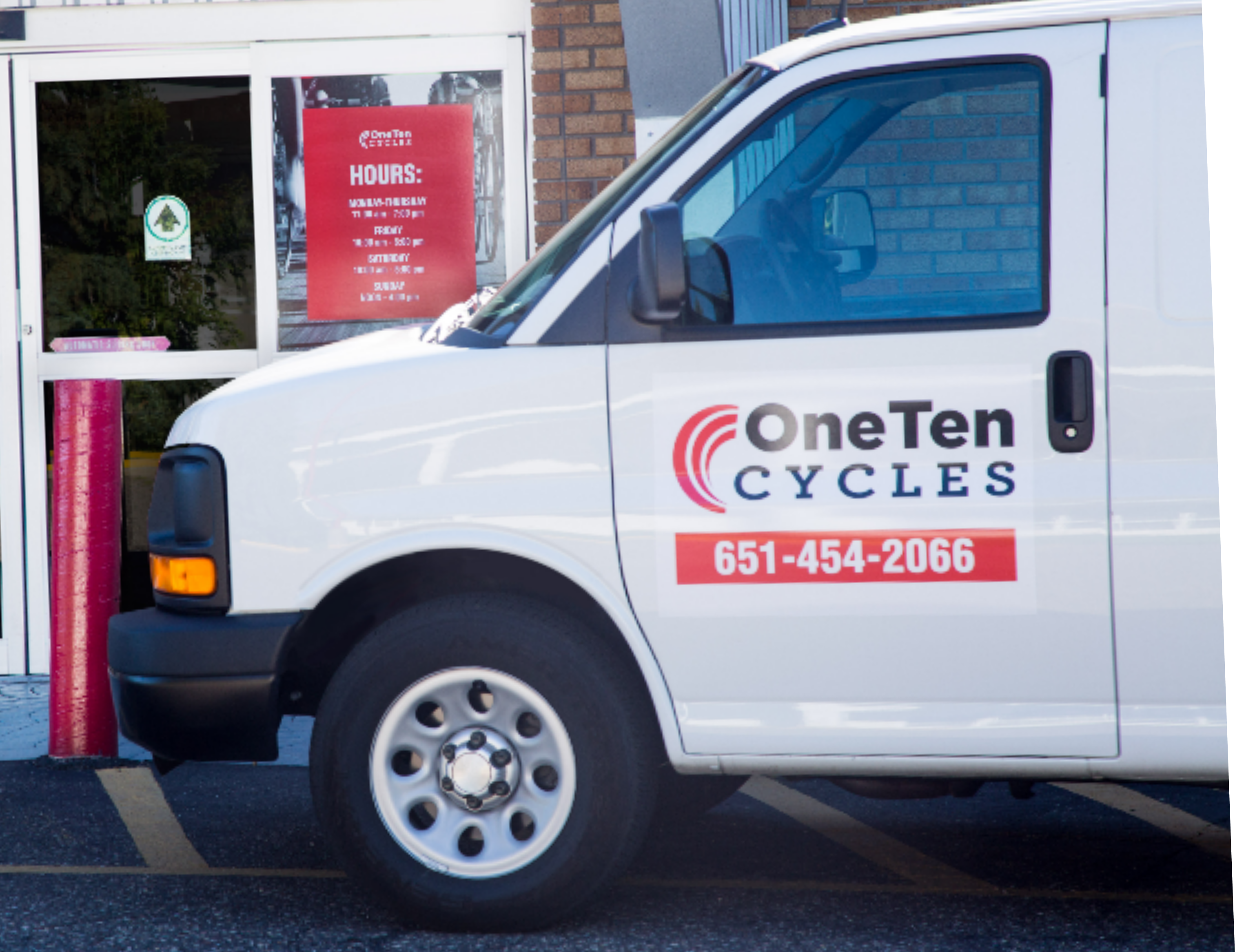 白色送货货车，应用了 3M 局部画面（OneTen Cycles）。
