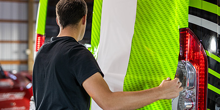 安装工持有 IJ280 贴膜
