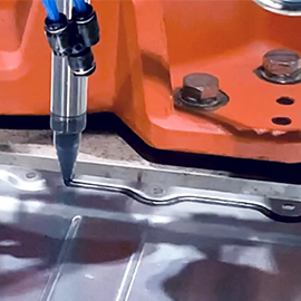 在电池壳体上应用密封剂SZ1000的特写。