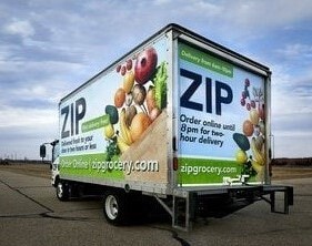 ZIP 配送卡车的拖车上覆盖大幅 3M 画面贴膜。
