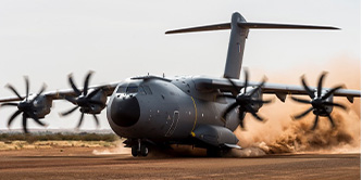 空客A400M Atlas飞机在沙漠中起飞。