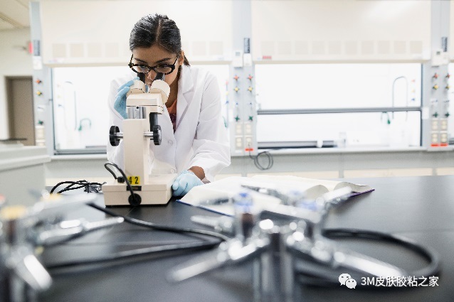 于实验室进行研究的科学家