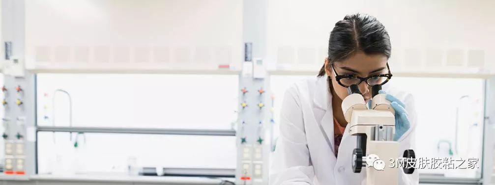 于实验室中进行研究的科学家