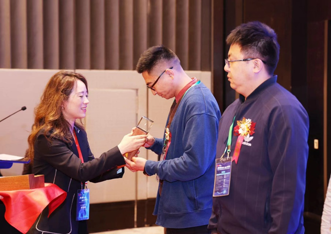 3M大中华区个人安全防护产品部总经理尹晓敏女士为获奖企业颁奖