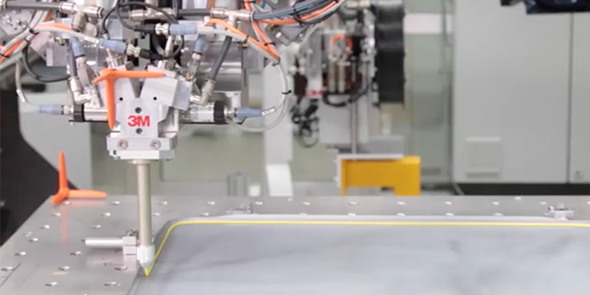 视频缩略图显示通过机器人手臂应用3M粘合剂。
