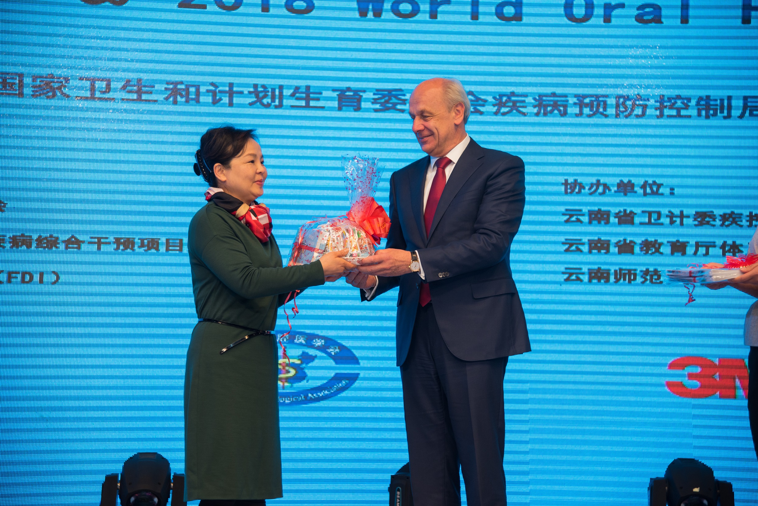 国际牙科联盟(FDI)候任主席Dr. Gerhard Seeberger向中华口腔医学会和云南师范大学附属小学捐赠爱牙护齿宣传资料