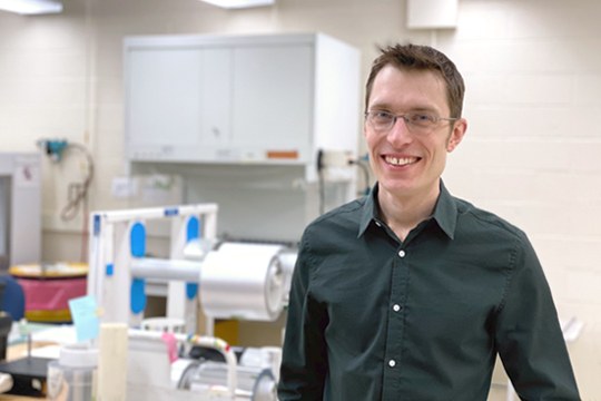 实现新型外观工程师工作照
