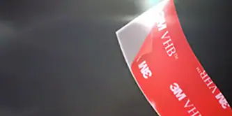 3M™ VHB™ 胶带抗跌落冲击视频的缩略图，显示胶带在测试其抗冲击能力和保护设备的特写。